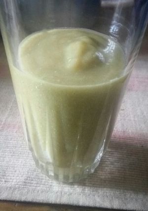 A picture of Banana and avocado 'juice'.