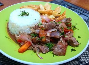 Una foto de Lomo saltado peruano 🇵🇪🍴