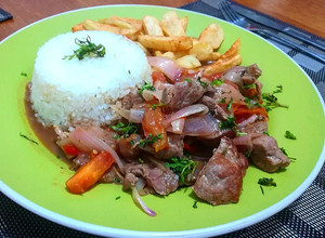 Una foto de Lomo saltado peruano 🇵🇪🍴