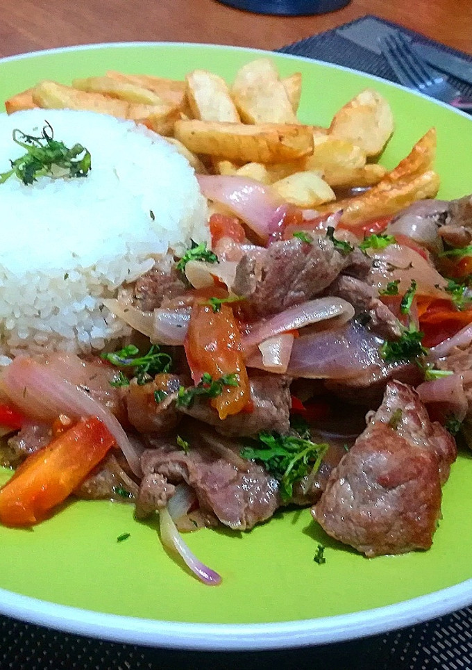 Una foto de Lomo saltado peruano 🇵🇪🍴