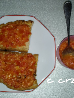 Una foto de Tostada de tomate y ajos