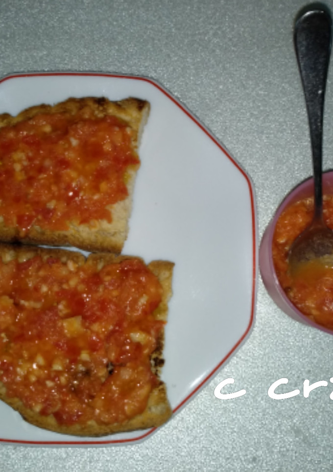 Una foto de Tostada de tomate y ajos