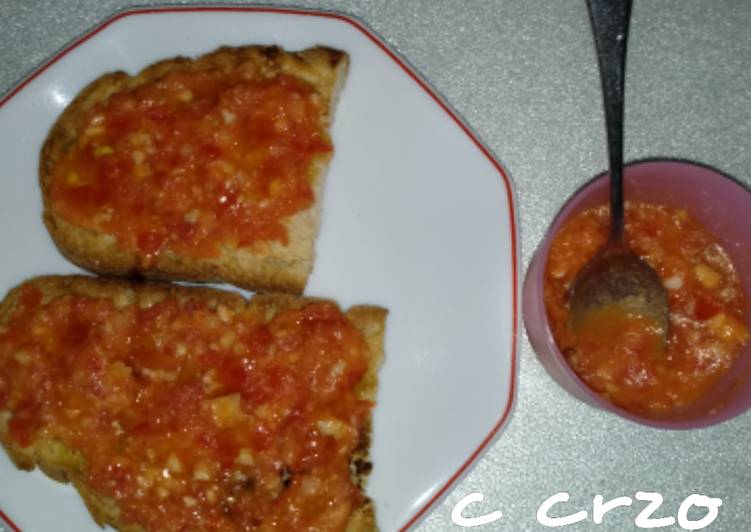 Tostada de tomate y ajos