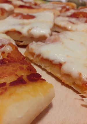 A picture of Pizza Margherita.