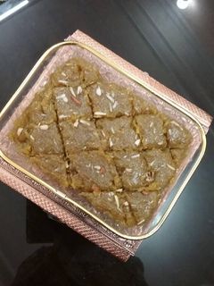 मेंगो-कोकोनट बर्फी (Mango-coconut burfi recipe in hindi) रेसिपी मुख्य फोटो