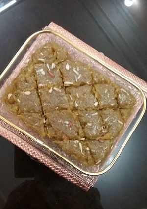 मेंगो-कोकोनट बर्फी (Mango-coconut burfi recipe in hindi) रेसिपी मुख्य फोटो