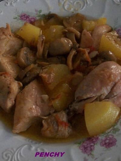 Una foto de Pollo con setas en salsa de cebolla caramelizada