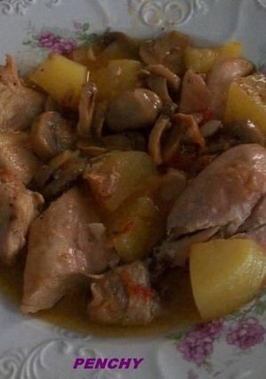 Una foto de Pollo con setas en salsa de cebolla caramelizada