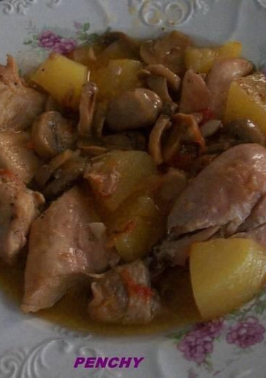 Una foto de Pollo con setas en salsa de cebolla caramelizada