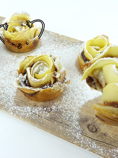 Una foto de Rosas de hojaldre con manzana y crema de cacao (Nutella) 3 ingredientes muy fáciles