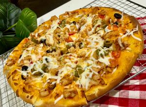 صورة لوصفة بيتزا دجاج بصلصة البافلو 🍕🍕