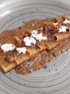 Una foto de Pasta con salsa de fricandó y ricotta