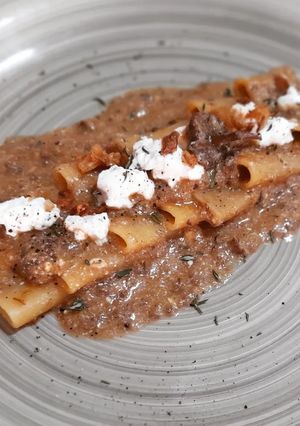 Una foto de Pasta con salsa de fricandó y ricotta