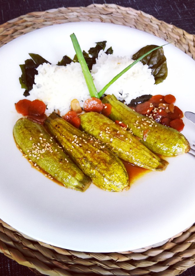 Una foto de Mini calabacines en salsa oriental con guarnición de arroz
