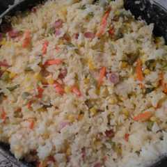 Una foto de Arroz con salchicha y vegetales