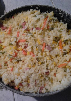 Una foto de Arroz con salchicha y vegetales