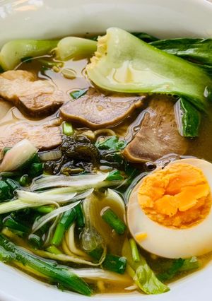 Hình của món Trời mưa nấu mì 2 phiên bản: mì nước vị Nhật và mì khô vị Tàu.