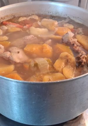 Una foto de Sopa de pollo y vegetales
