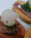 Montaditos de anchoa con cebolleta y mojo, perejil y ajo