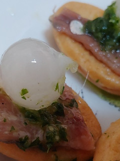 Una foto de Montaditos de anchoa con cebolleta y mojo, perejil y ajo
