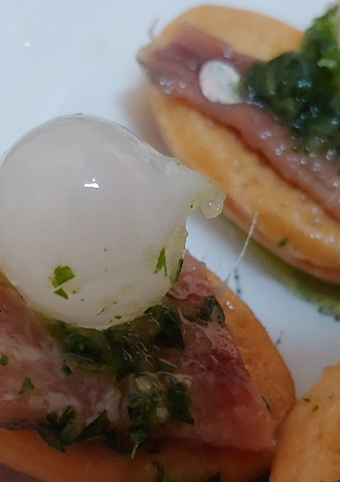Una foto de Montaditos de anchoa con cebolleta y mojo, perejil y ajo