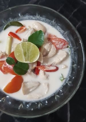 รูปของ "ต้มข่าไก่" Chicken Coconut Soup 🐔🌶🍅🌿