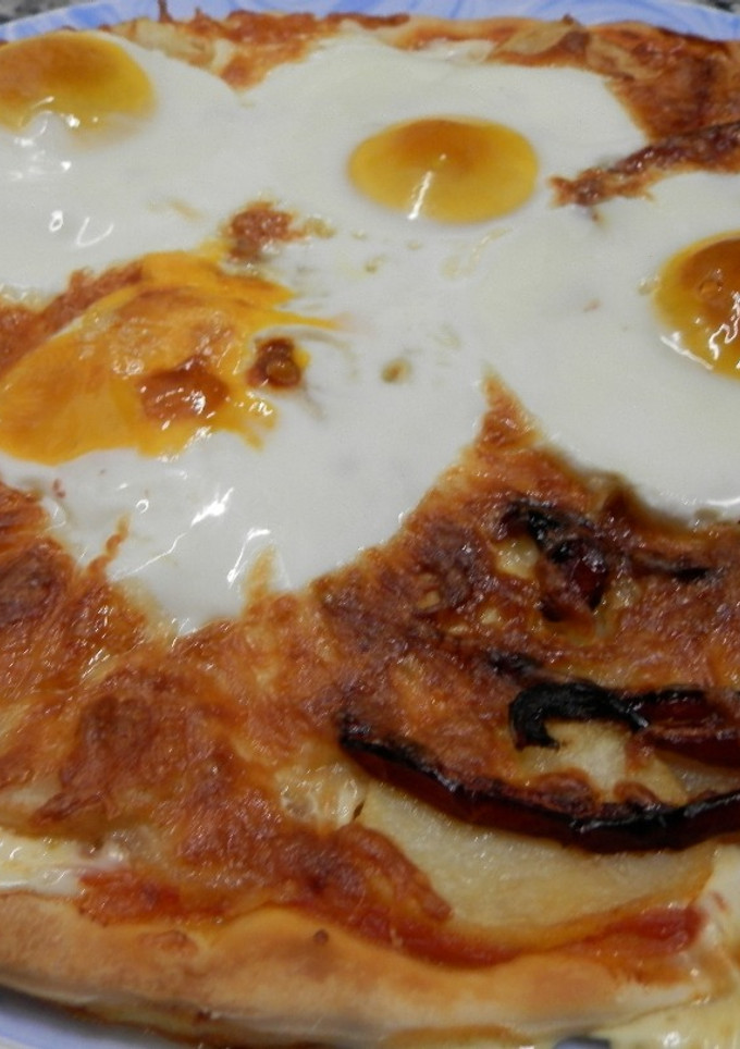 Una foto de Pizza de patatas fritas y huevos