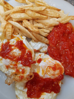 Una foto de Huevos fritos con tomate y patatas fritas 😋