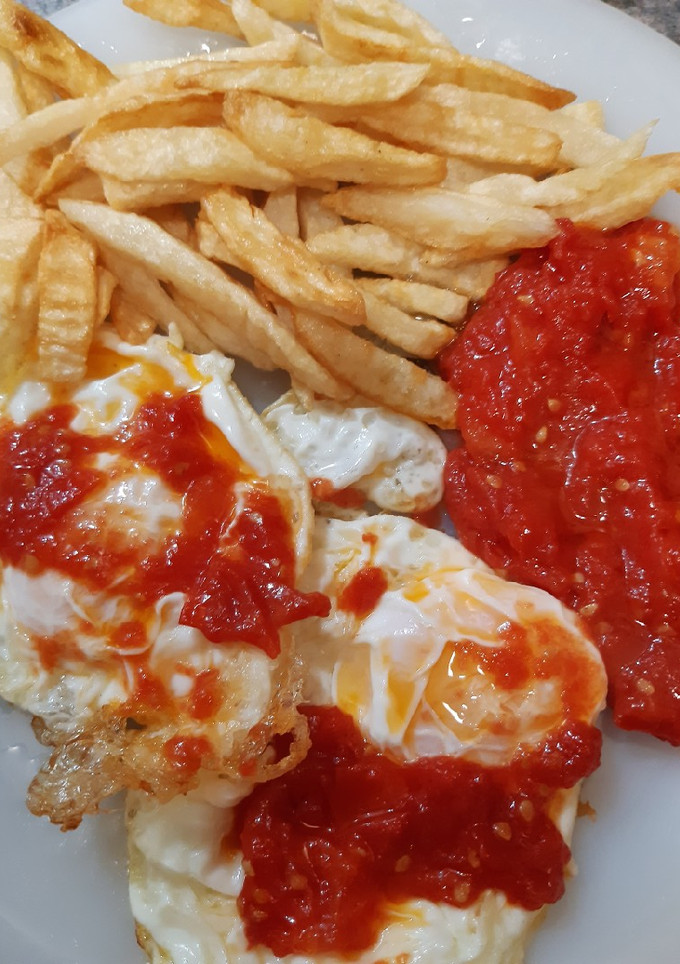 Una foto de Huevos fritos con tomate y patatas fritas 😋