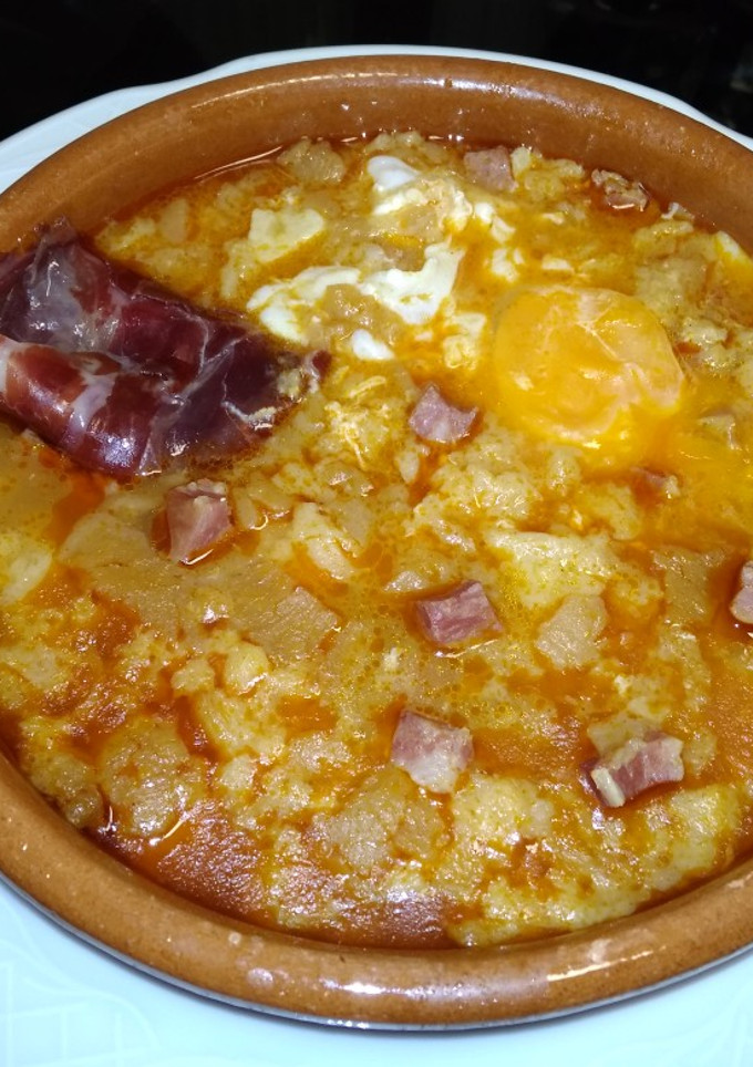 Una foto de Sopa de ajo con jamón