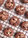 Kukis Cokelat Kenari (Chocolate Pili Nut Cookies)