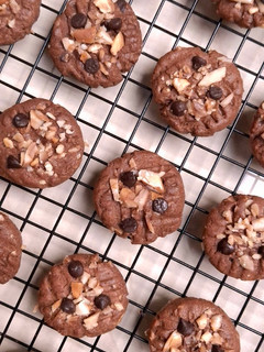 Foto resep Kukis Cokelat Kenari (Chocolate Pili Nut Cookies)