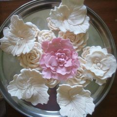 A picture of Cake flowers.