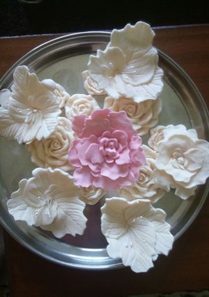 A picture of Cake flowers.