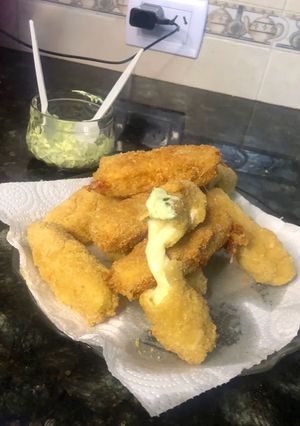 Una foto de Muzzarelitas con dip de ajo y mayonesa 🧀🧄 súper fáciles