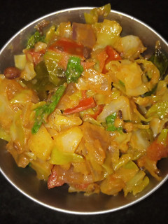 முட்டைக்கோஸ் தக்காளி கறி (Muttaikosh thakkaali curry recipe in tamil) செய்முறை முக்கிய புகைப்படம்