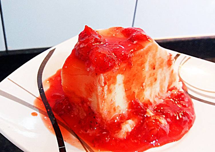 * Pudim de iogurte grego com calda de morango - Gozhowgos