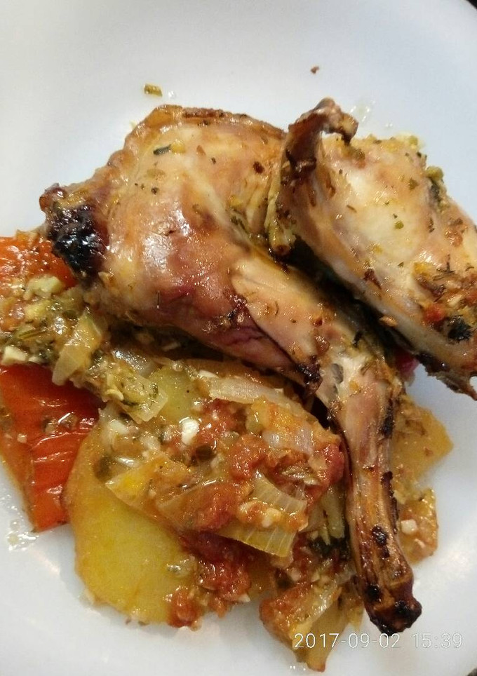 Una foto de Conejo asado con verduras a mi estilo