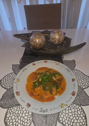 Una foto de Merluza con Patatas Panadera y Salsa de Tomate