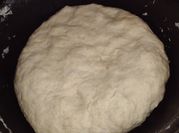 Una foto de masa para pastelitos con grasa