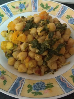 Una foto de Garbanzos con espinacas, calabaza y naranja