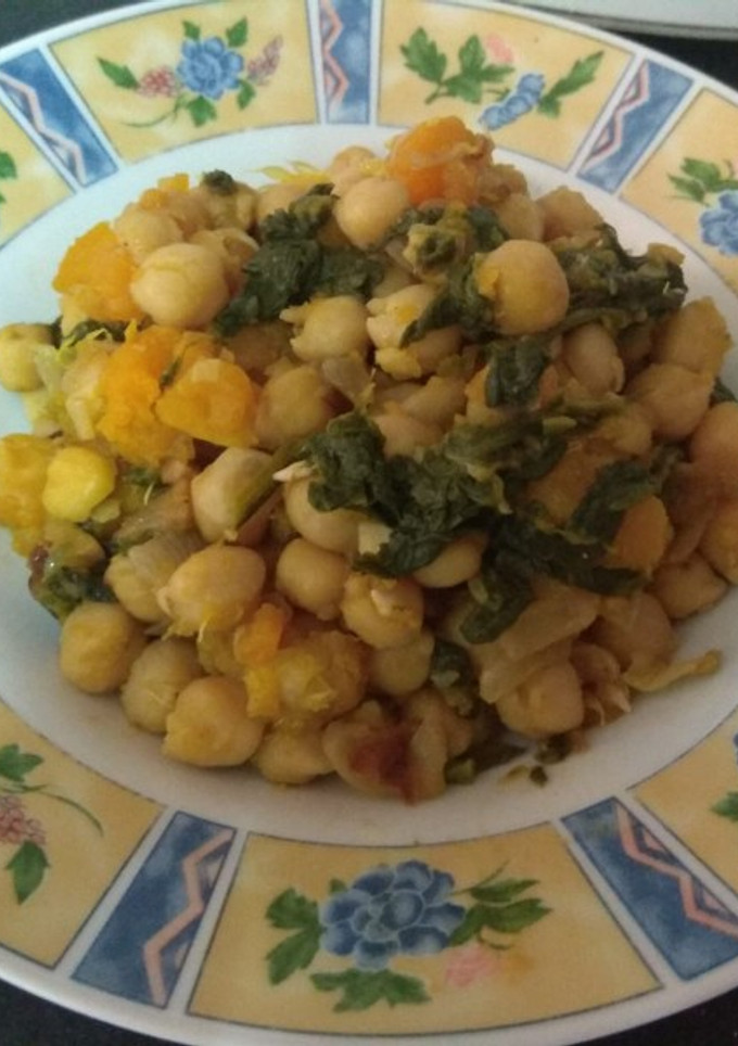 Una foto de Garbanzos con espinacas, calabaza y naranja