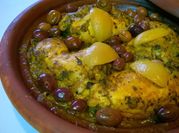 Una foto de pollo con aceitunas
