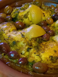 Una foto de Tajine marroquí andalusí, con pollo y aceitunas