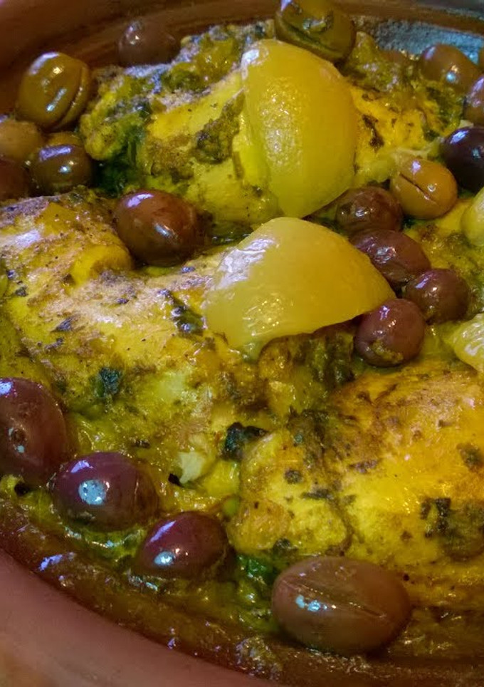 Una foto de Tajine marroquí andalusí, con pollo y aceitunas