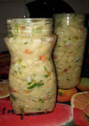 Una foto de Porotos blancos con verduras en frascos!