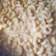 Macarrones con queso amarillo.