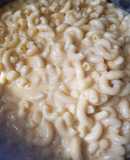 Macarrones con queso amarillo.