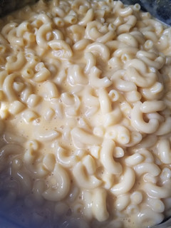 Una foto de Macarrones con queso amarillo.