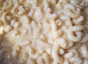 Una foto de Macarrones con queso amarillo.